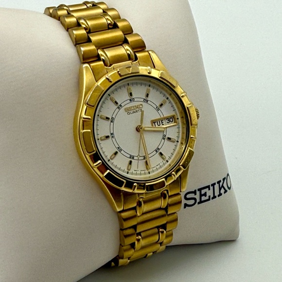 Vintage 2001 Seiko gold tone watch, 36mm size case, 7.5in size wrist bracelet - Picture 5 of 10